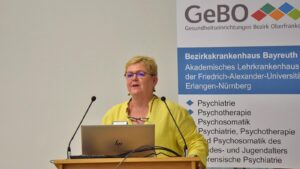 Dr. Hessenmöller referiert am Pult.