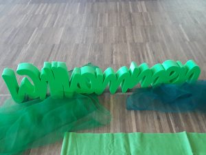Auf dem Foto ist der Schriftzug WILLKOMMEN in grün abgebildet.