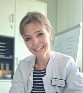 Referentin Dr. Stephanie Tieden in weißer Jacke