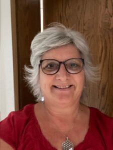 Kursleiterin Regina Weiß mit Brille und rotem Shirt.