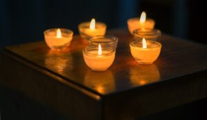 5 Teelichter auf einem Holztisch