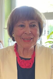 Referentin Dr. Ute Leifert: Dame mit Pagenkopf, hellgelbem Jackett