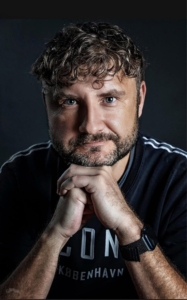 Man sieht Gesicht und Oberkörper von Herrn Lutz.