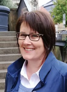 lachende Frau mit Brille