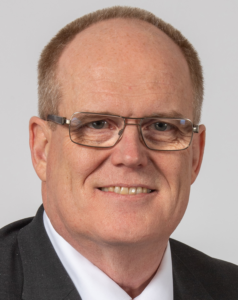 mann mit Brille und Anzug