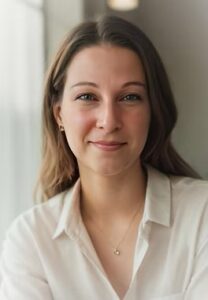 Frau mit weißem Hemd und Kette, braunes Haar