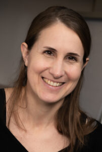 lachende Frau mit längeren dunklen Haaren