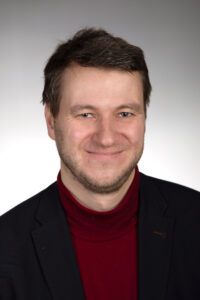 Mann mit Rollkragen und Anzug