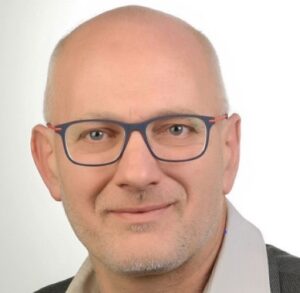 Mann mit Brille, Glatze der lächelt