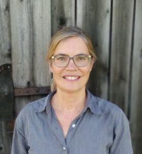 Man sieht eine Frau mit Brille.