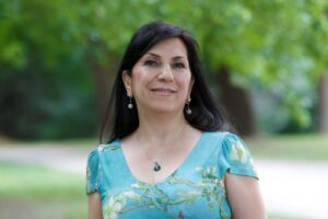 Bild der Referentin, aufgenommen in der Natur