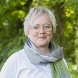 Blonde Frau mit Brille und Schal