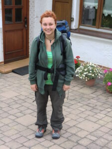 Junge Frau mit roten Haaren und Rucksack